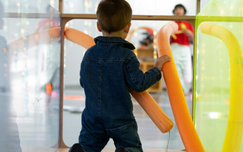 Enfant pendant l'atelier flac!