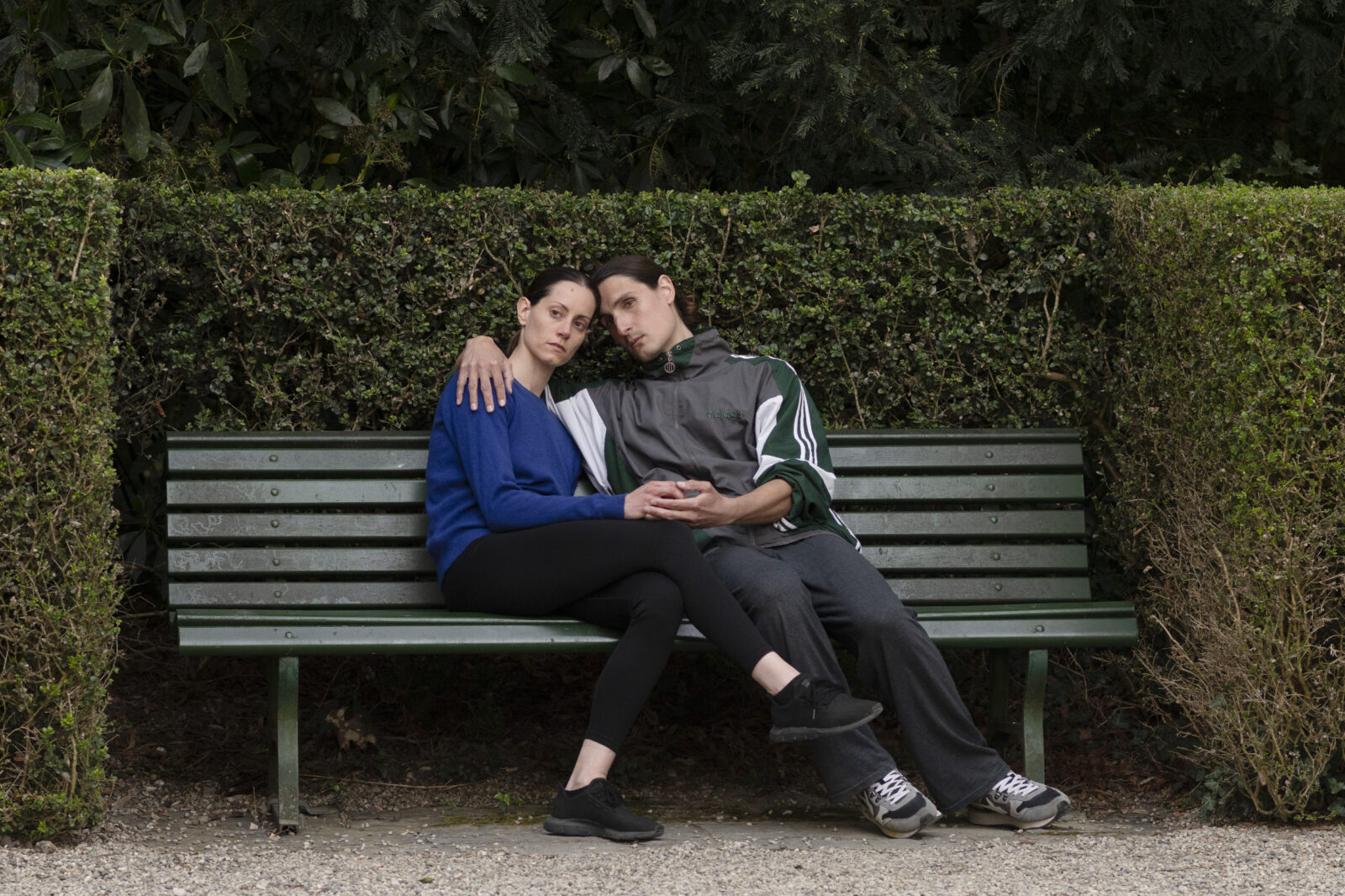 2 artistes en performance sur un banc