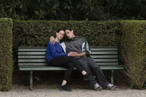 2 artistes en performance sur un banc