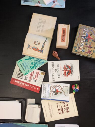 Les livres qui inspirent la recherche d’Alice Durot sur les oiseaux et leurs symboliques dans les poèmes, la littérature orale, et les chants traditionnels, de l’Occitanie à l’Arménie.
