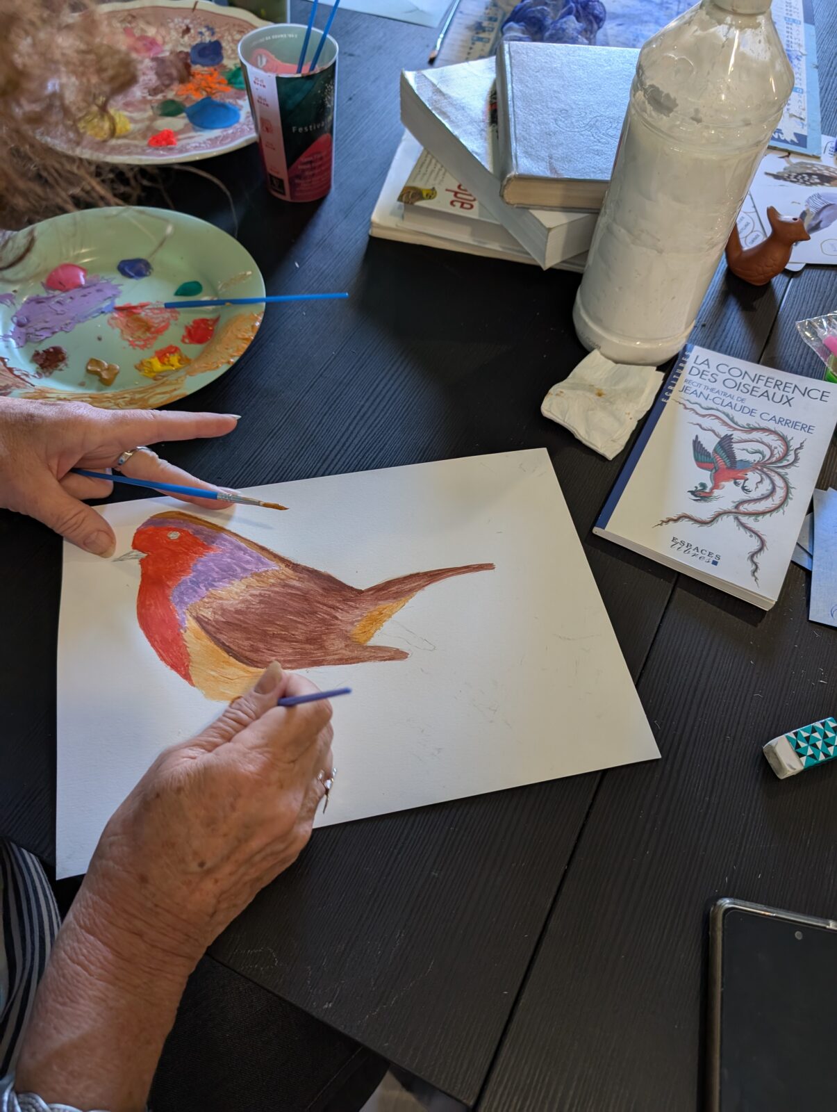 Les résidents testent différents outils : certains préfèrent le crayon de couleur, d’autres les stylos noirs, ou encore les feutres pailletés ramenés par une des résidentes.