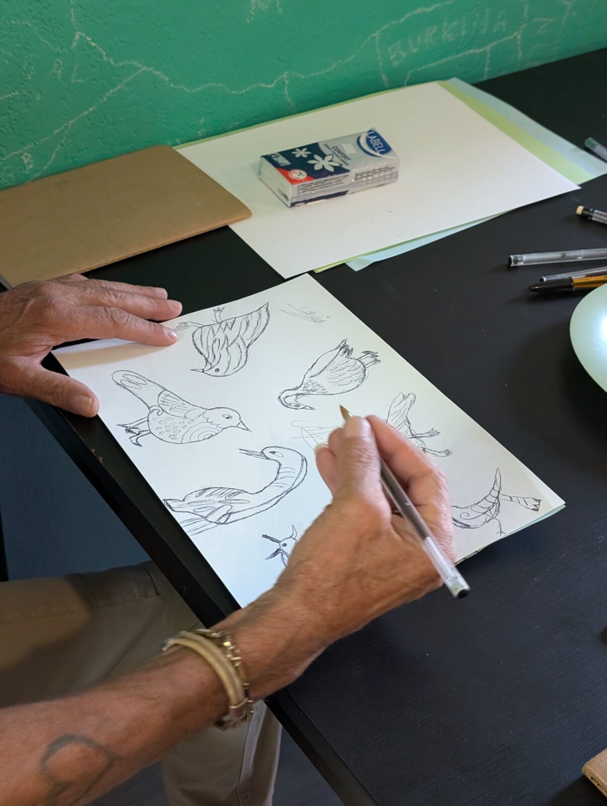 Les résidents testent différents outils : certains préfèrent le crayon de couleur, d’autres les stylos noirs, ou encore les feutres pailletés ramenés par une des résidentes.