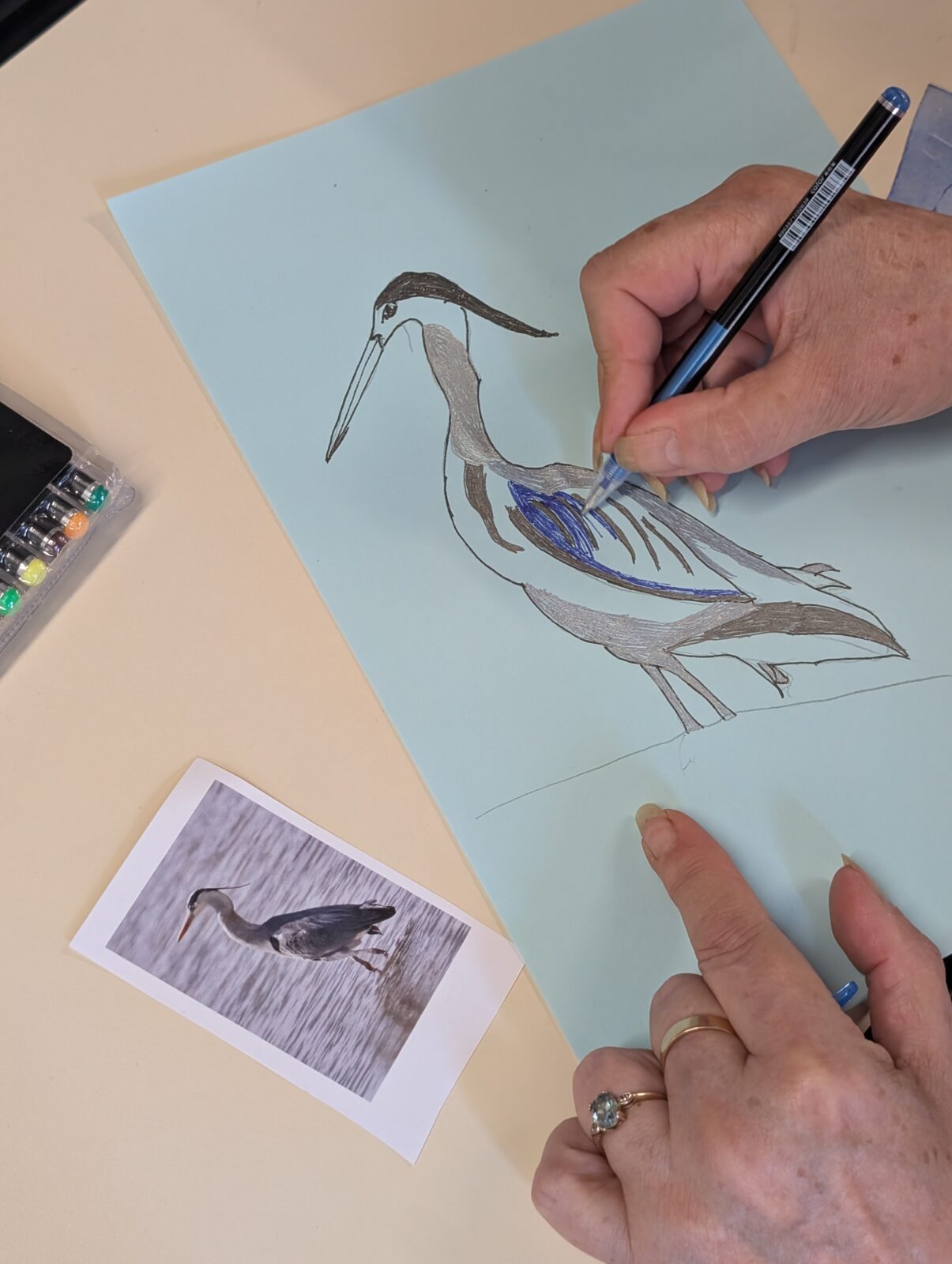 Les résidents testent différents outils : certains préfèrent le crayon de couleur, d’autres les stylos noirs, ou encore les feutres pailletés ramenés par une des résidentes.