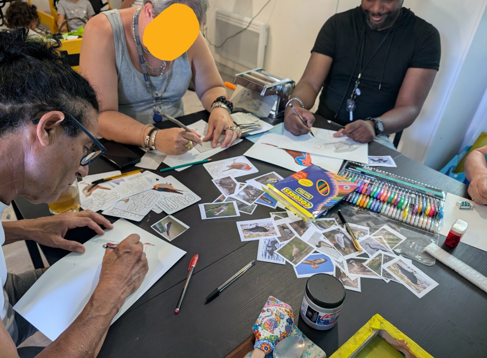 Réalisation d’un inventaire des oiseaux qui vivent autour de la résidence à partir de la liste faite par les participants, et de photographies.